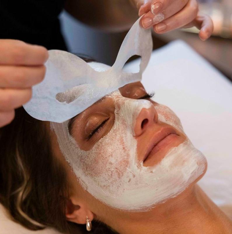 Applicazione di una maschera facciale durante un trattamento di bellezza.